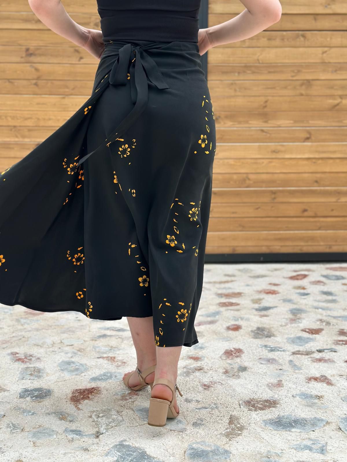 Siyah çiçek desenli etek - Görsel 5